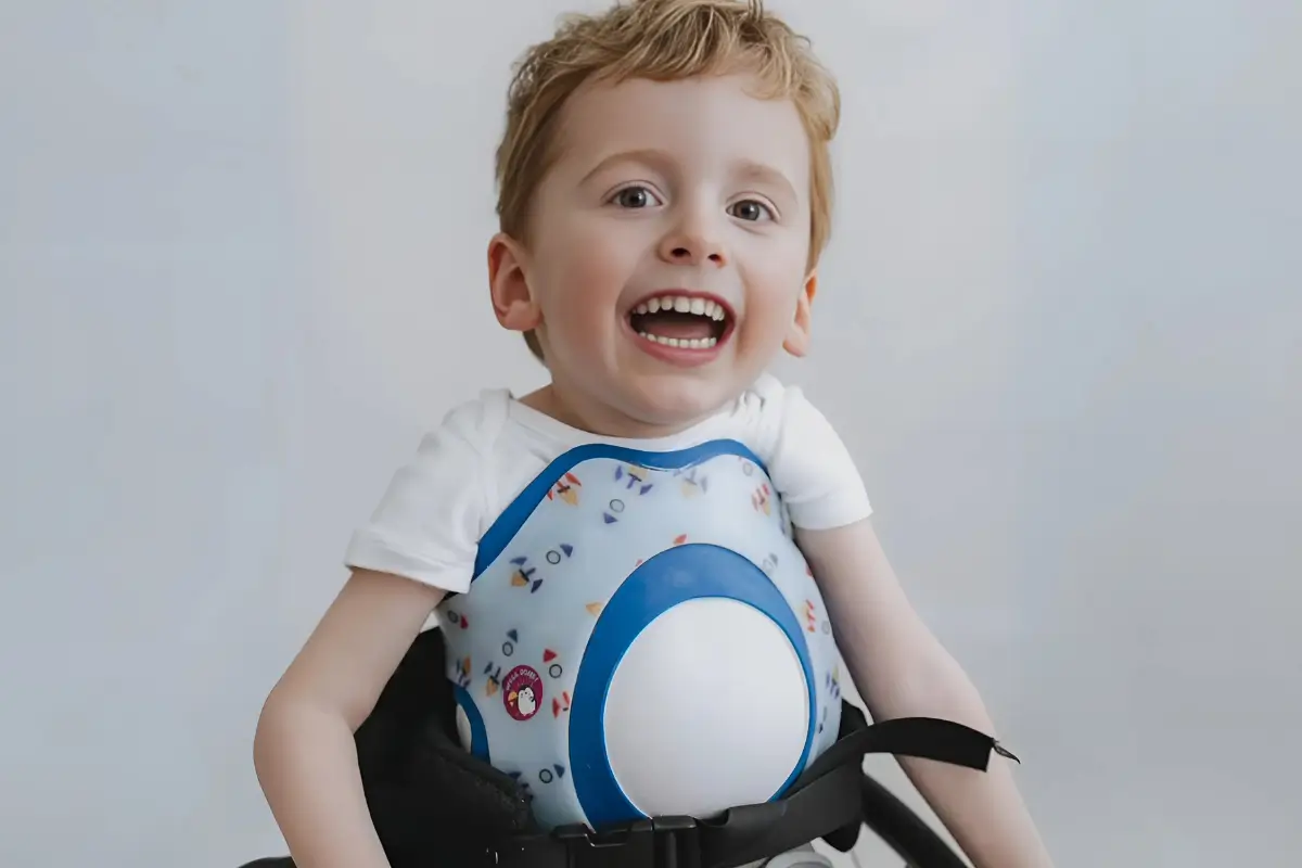 Foto do Matheus sorrindo com olhar de esperança